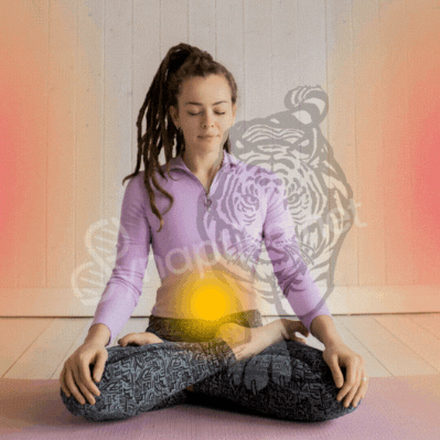 Image d'une femme méditante pratiquant le Qi Gong avec une boule d'énergie, illustrant la circulation énergétique revitalisante