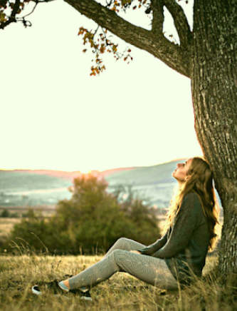 Femme assise sous un arbre en méditation
